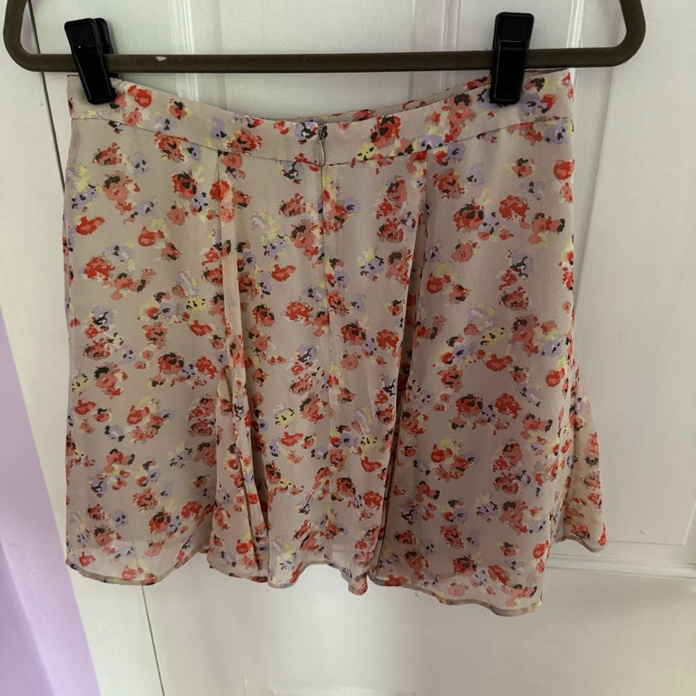 BCBGeneration Chiffon Floral Mini Skirt Above Knee Sz 8 Beige w. Orange Flowers - Picture 3 of 5